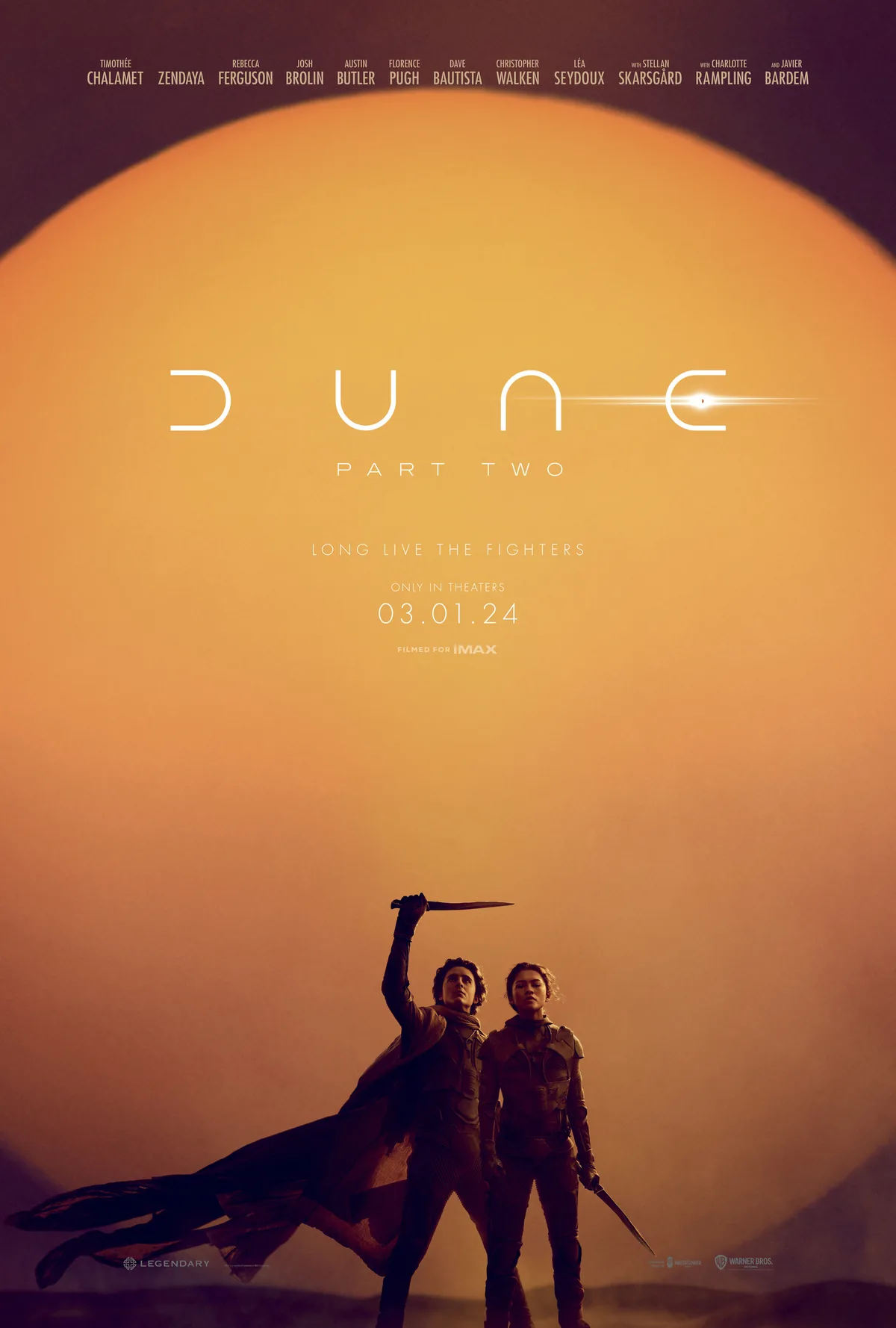 Dune: Part Two filminin resmi afişi: Paul Atreides ve Chani, kumların üzerinde kılıçlarını kaldırmış şekilde Fremenler arasındaki yükselişi simgeliyor