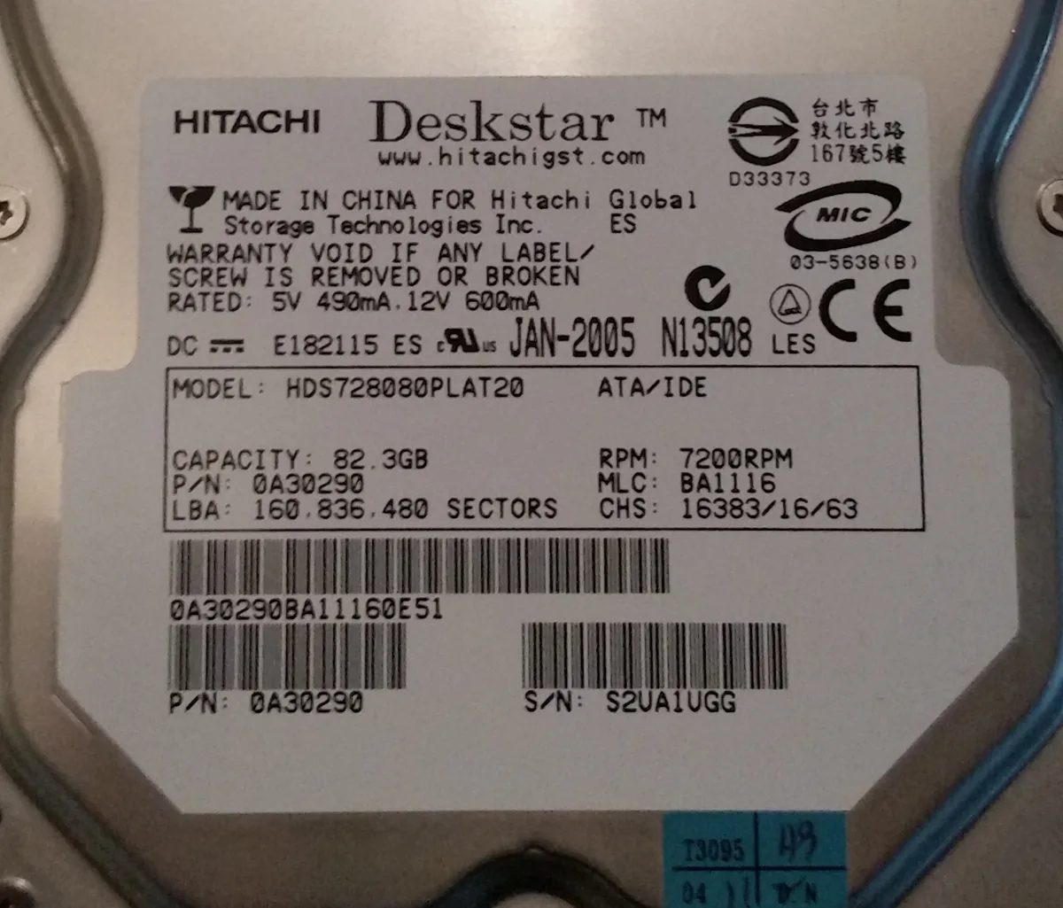 Hitachi Deskstar sabit diskin etiket yakın çekimi; model numarası, 82,3 GB kapasite ve 7200 RPM dönüş hızı ibaresi okunaklı şekilde görünüyor
