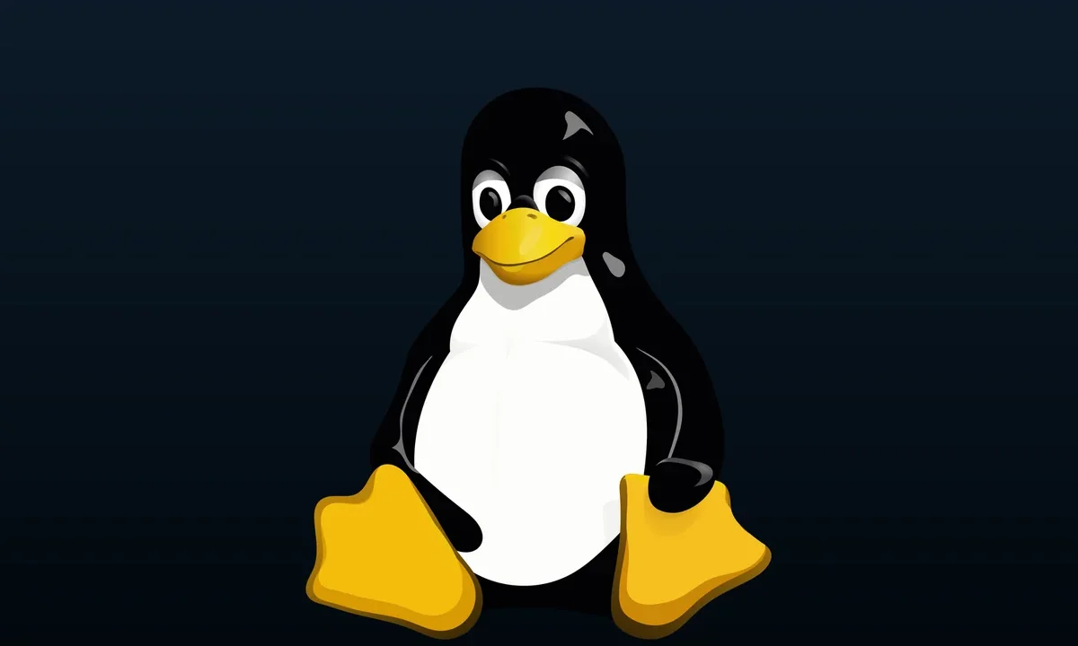 Linux'un resmi maskotu Tux penguen, Linux dağıtımlarının kökeni ve aile ağacını simgeleyen kapak görseli