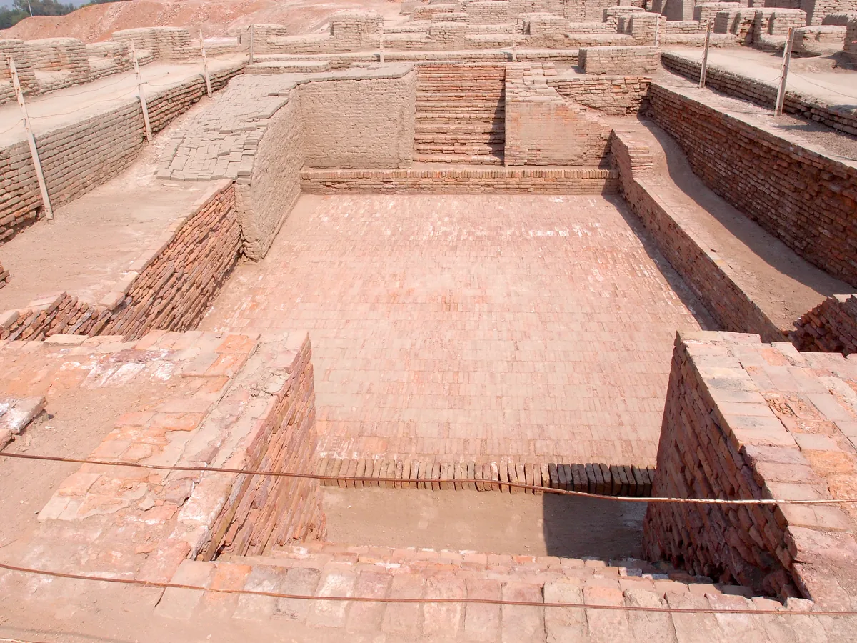 Mohenjo-daro'daki Büyük Havuz'un (Great Bath) basamaklı iniş ve tuğla örgülü havuz teknesi