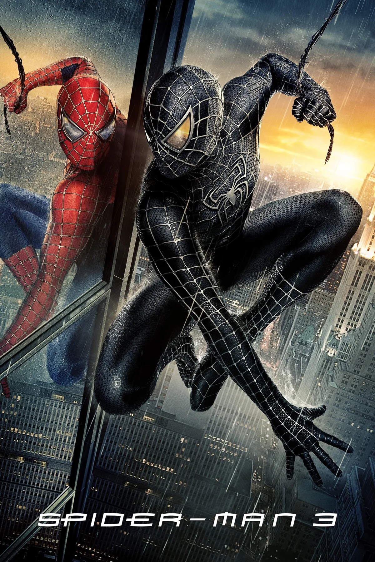 Spider-Man 3 (2007) filminin resmi afişi — siyah simbiyot kostümlü Örümcek Adam ve camda yansıyan klasik kırmızı-mavi kostüm.