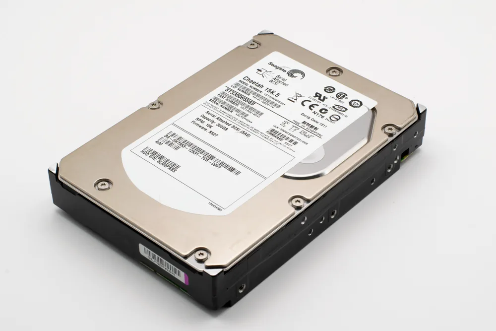 Seagate Cheetah 15K.5 kurumsal sabit diski; etiketinde 15K RPM ve Serial Attached SCSI (SAS) arayüz bilgisi görünüyor