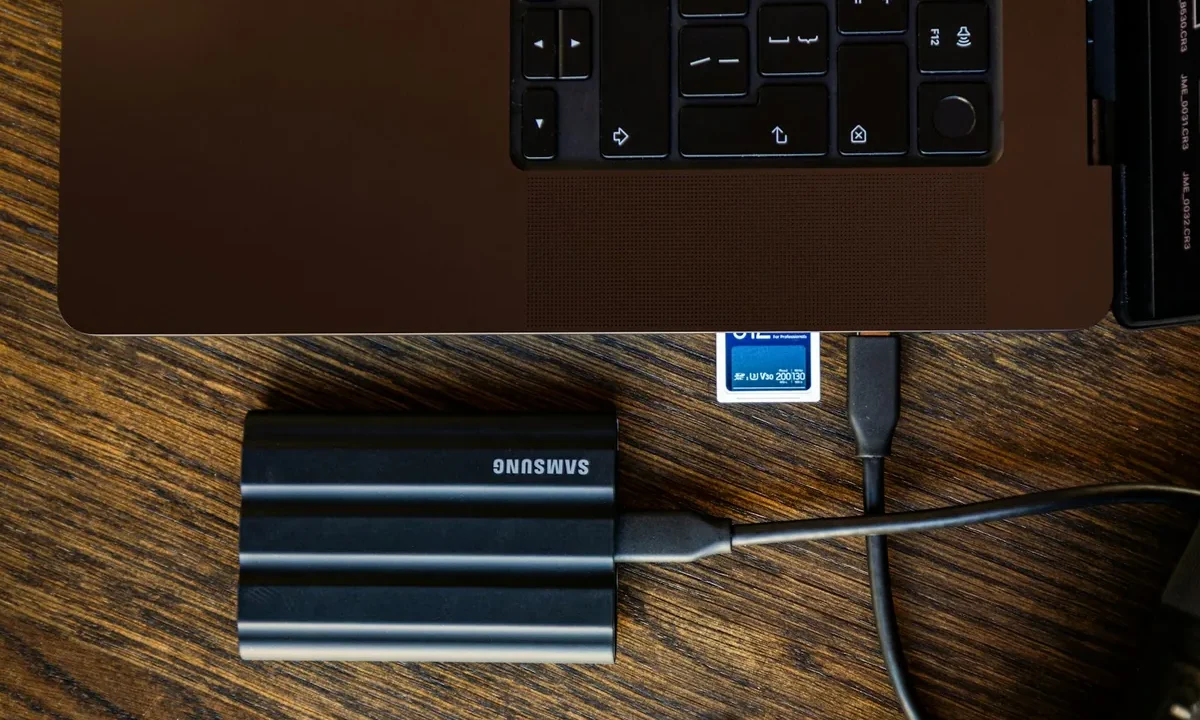 SSD yükseltmeden laptop depolama alanı artırma: dizüstü bilgisayarın yanında harici SSD, USB-C kablo ve microSD kart