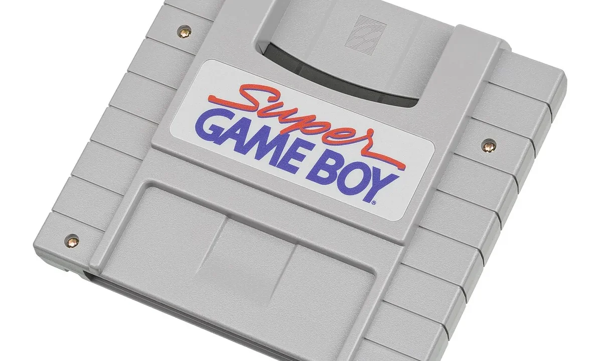 Nintendo Super Game Boy aparatının gri renkli SNES kartuşu, üstteki Game Boy kartuş yuvasıyla birlikte