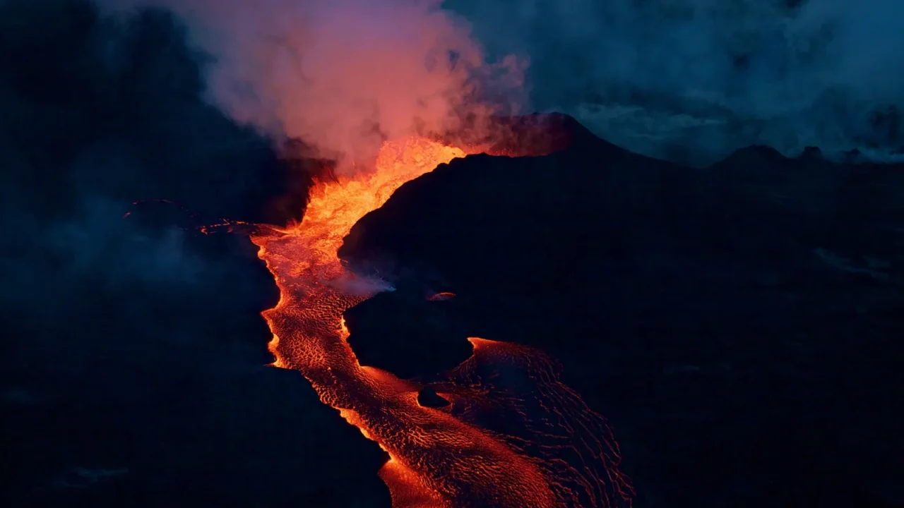 Kilauea yanardağının fissür 8 ağzından gece akkor lav fıskiyeleri ve kızıl aydınlatılmış duman sütunu